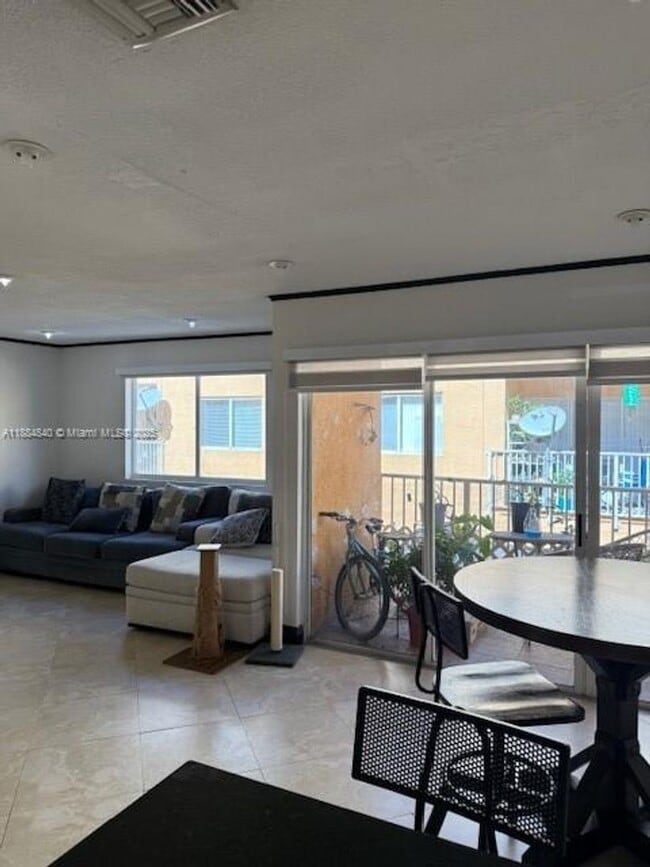 Building Photo - 6245 SW Kendale Lakes Cir