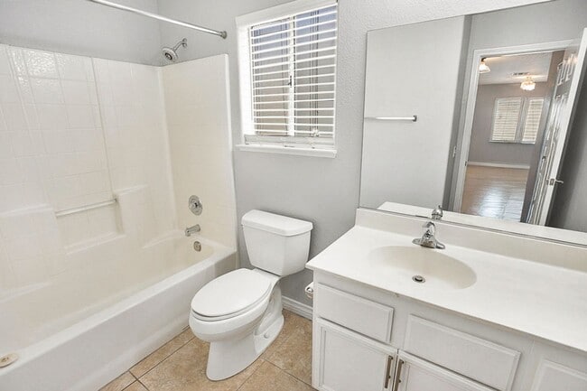 Building Photo - 3 Bed, 2 Bath Single Story West Vegas Beauty