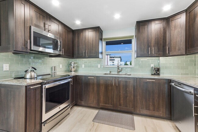 Building Photo - 1160 Hillsboro Mile