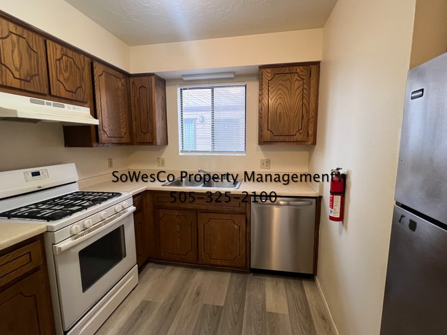 Building Photo - Newer flooring & Paint; 2 Bedroom 1.5 Bath...