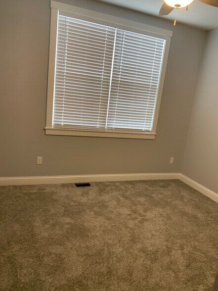 Building Photo - 600 Center St