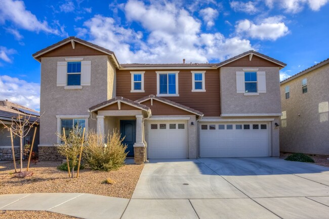 Building Photo - Gorgeous 4 Bedroom Home with 3.5 baths, ov...