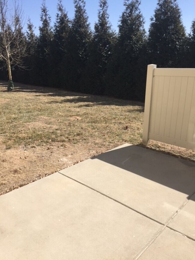 Building Photo - Wonderful 3 bed 3.5 bath near Clinton Lake!