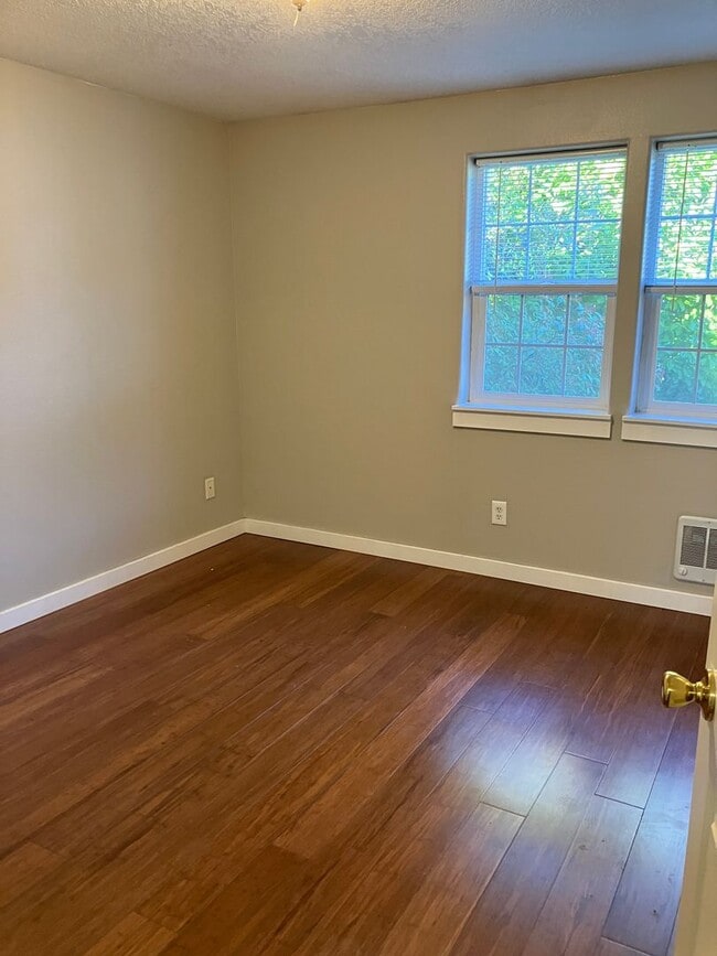 Building Photo - Townhouse, 1.5 bath, w/d in unit, private back patio, all dogs welcome!