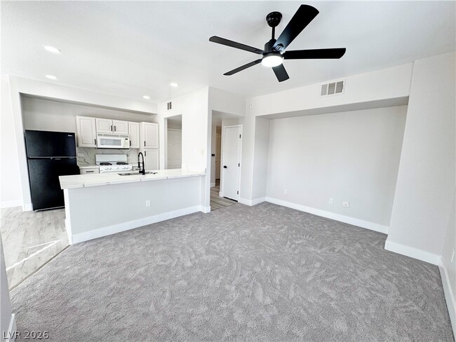 Building Photo - 8250 N Grand Canyon Dr