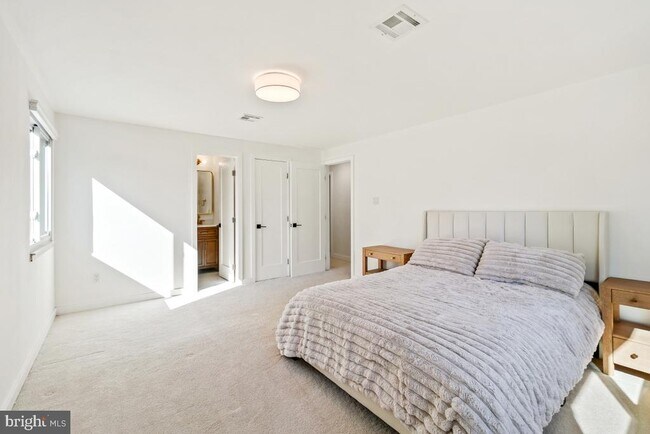 Building Photo - 1527 Hiddenbrook Dr