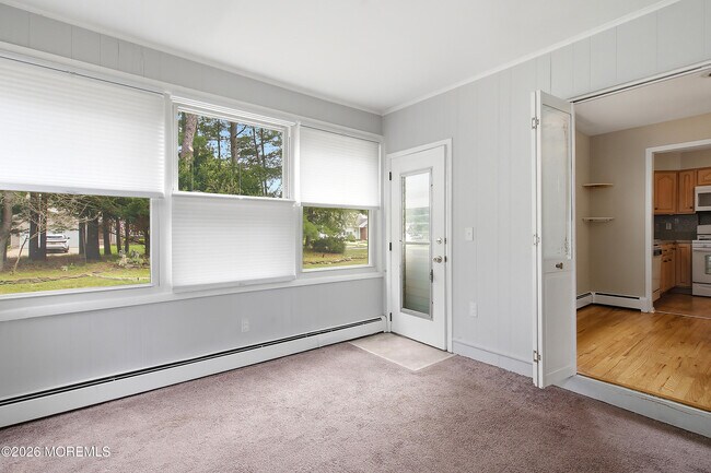Building Photo - 943 Edgebrook Dr N
