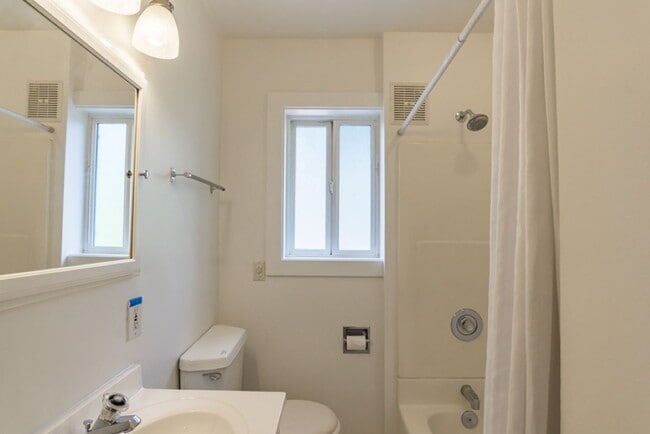 Building Photo - 2Bd/1Ba Seattle House