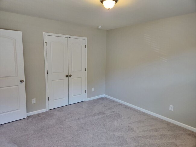 Building Photo - Charming Davidson 4-Bedroom with Modern Fi...