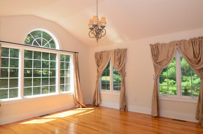 Building Photo - 4 Summit Way