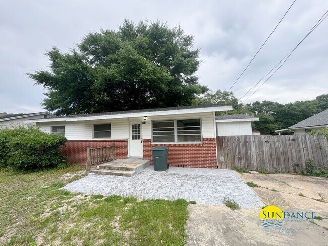Primary Photo - Vintage 3 Bedroom Home in the Heart of Fort Walton!
