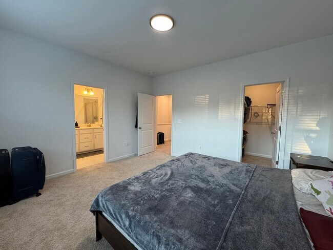 Building Photo - Modern 4 Bed 3.5 Bath Interior Townhome In...