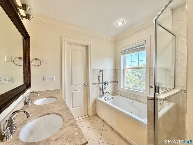 Building Photo - 27 Ferris Ave