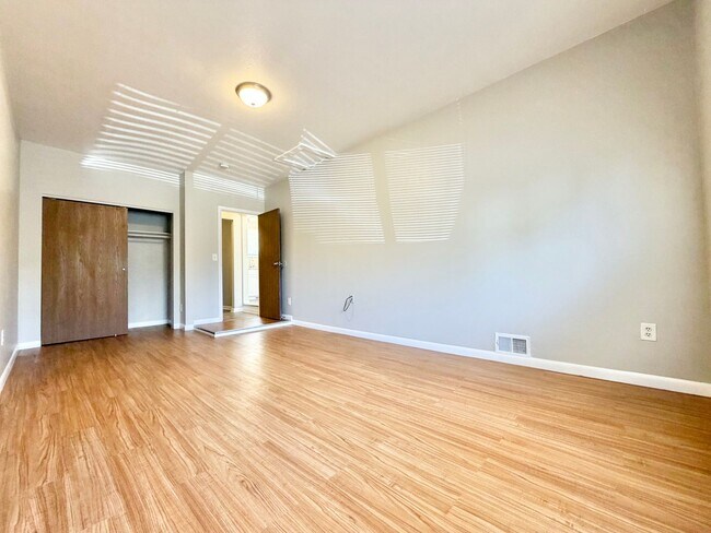 Building Photo - Bright and Spacious Lakewood Duplex Available for Immediate Rental!!!