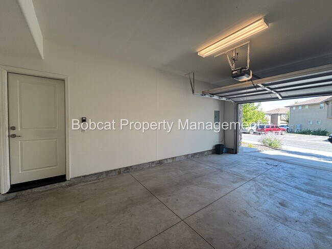 Building Photo - 3 Bed, 2.5 Bath, Townhome Located in Carson City - Mills Landing Community