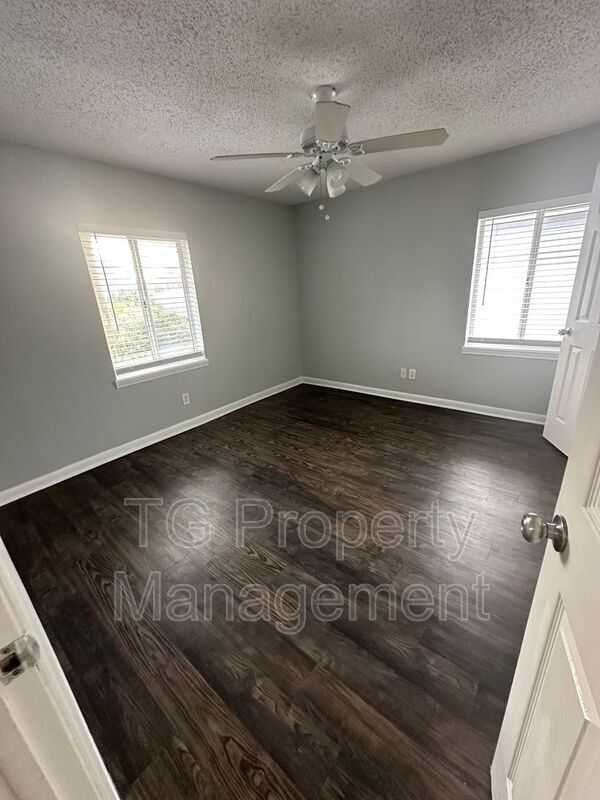 Building Photo - 402 Lower 8th Ave S