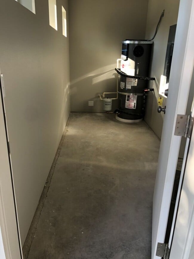 Building Photo - 5 Bedroom, 2.5 Baths Home for Rent, Available in September