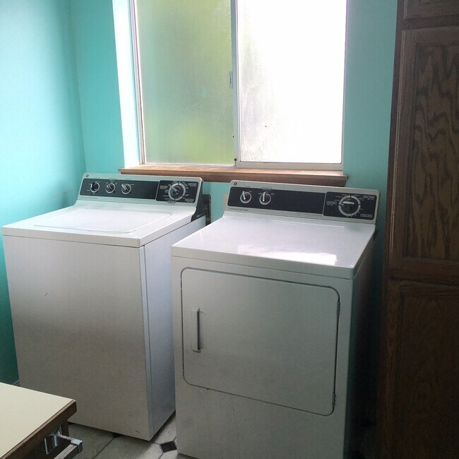 Building Photo - $4900 / 6br - University/ Wallingford House! 6BR/3BTH