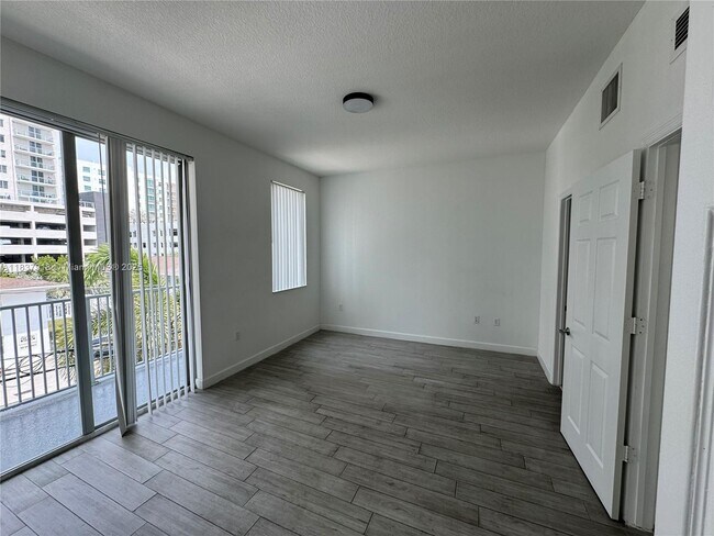 Building Photo - 2146 Van Buren St