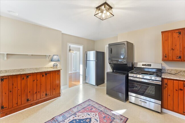 Building Photo - 825 Creek Rd