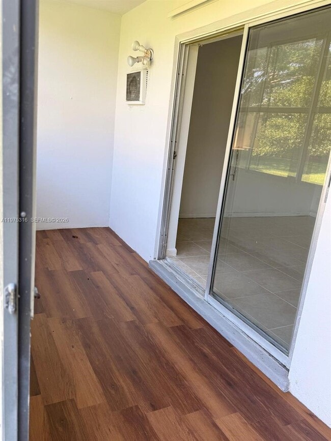 Building Photo - 210 Canterbury J