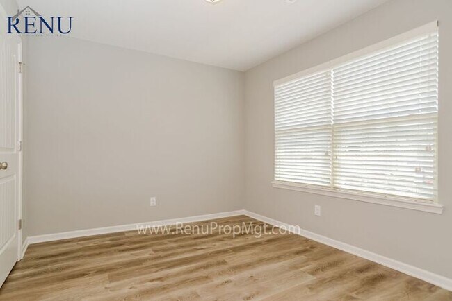 Building Photo - Holiday Special: Free First Month's Rent!!