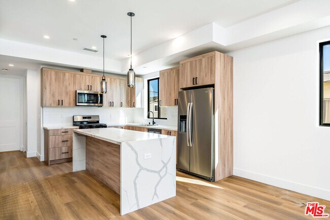 Building Photo - 2204 1/2 Carmona Ave
