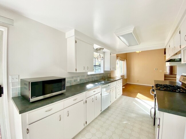 Building Photo - Charming Lake Hills Home in the Heart of Bellevue