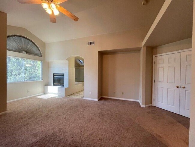 Building Photo - Large Open 4 Bedroom