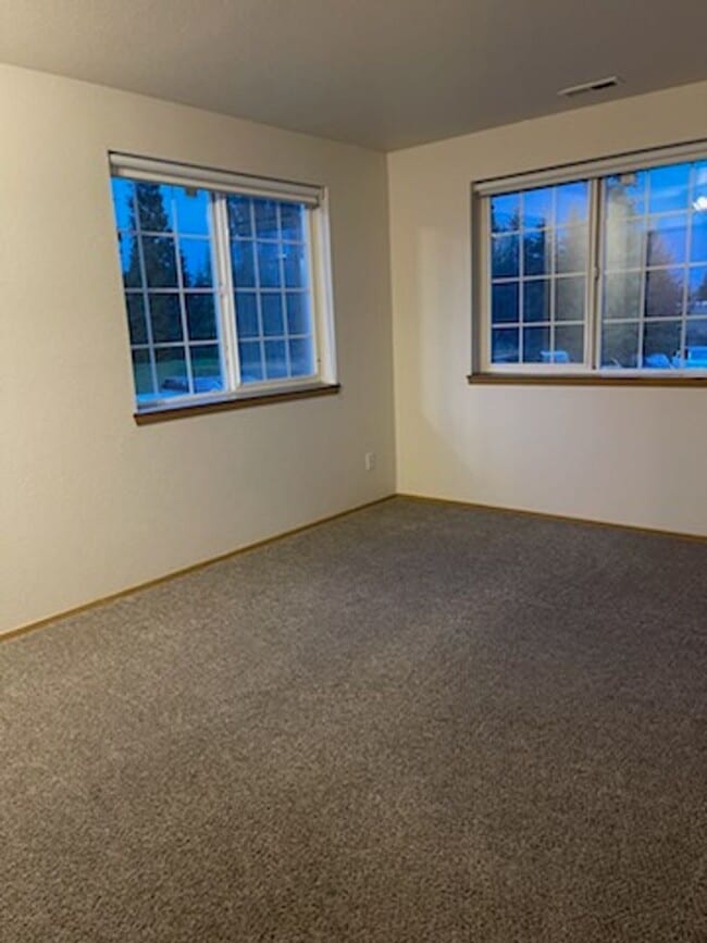 Building Photo - 3 bdrm, 2.5 bath, 2 car garage  (1 attached, 1 detached), Fenced yard, Minutes to Mall and I-5