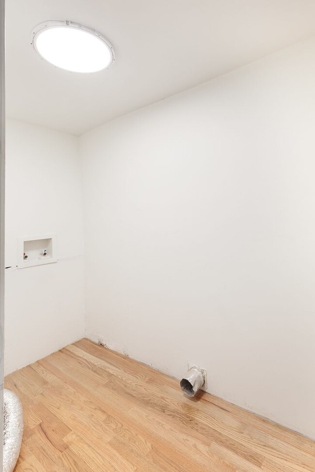 Building Photo - Beautiful Newly Renovated 2/1 w/ Large Fen...