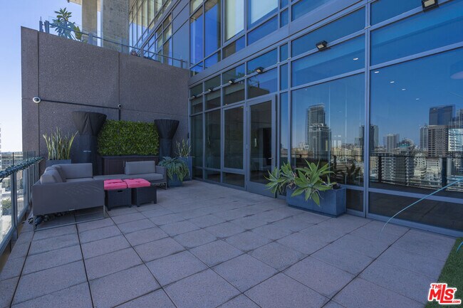 Building Photo - 1100 S Hope St