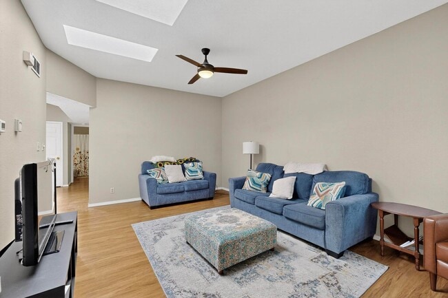 Building Photo - NE 2 Bedroom 2 Bath with Garage