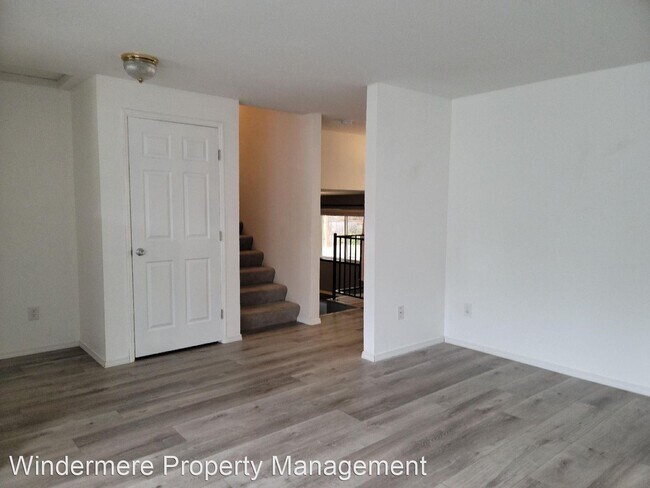 Building Photo - 3 br, 2.5 bath House - 943 NE Winston Drive