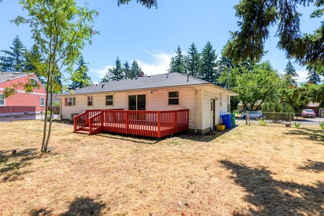 Building Photo - Charming 3-Bedroom Bungalow on Large Fenced Lot