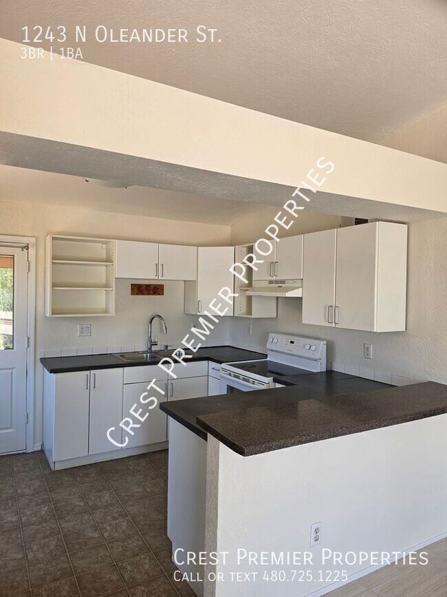 Building Photo - 1243 N Oleander St