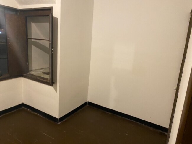 Building Photo - 1532 Woodland Ave NW