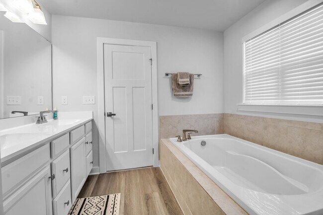 Building Photo - 4966 Brauer Dr