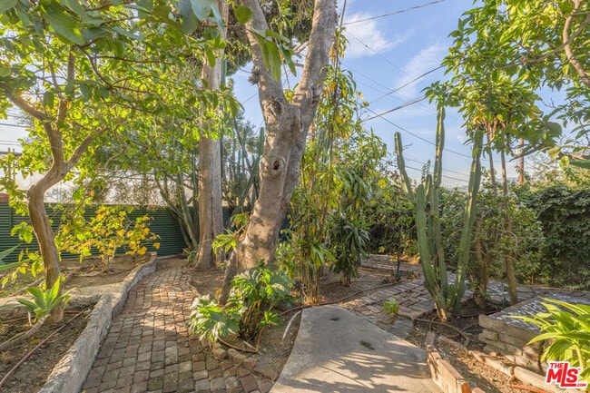 Building Photo - 4957 W Melrose Hl