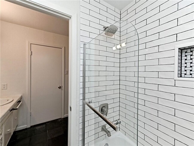 Building Photo - 6911 Thorncliffe Dr