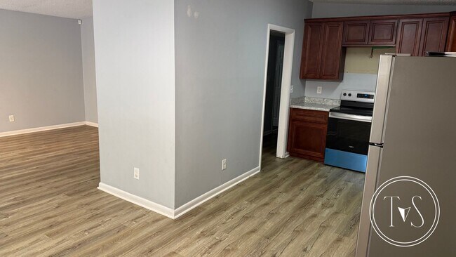 Building Photo - RATE DROP ALERT (was $2300/month)!