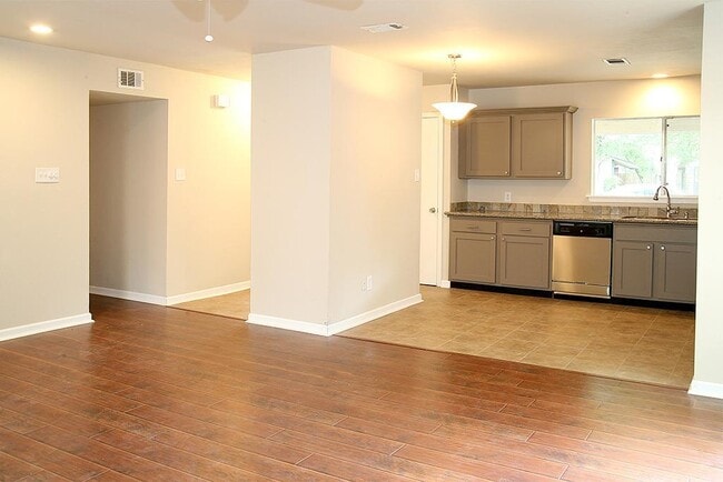 Building Photo - 9 Wolfhound Ln