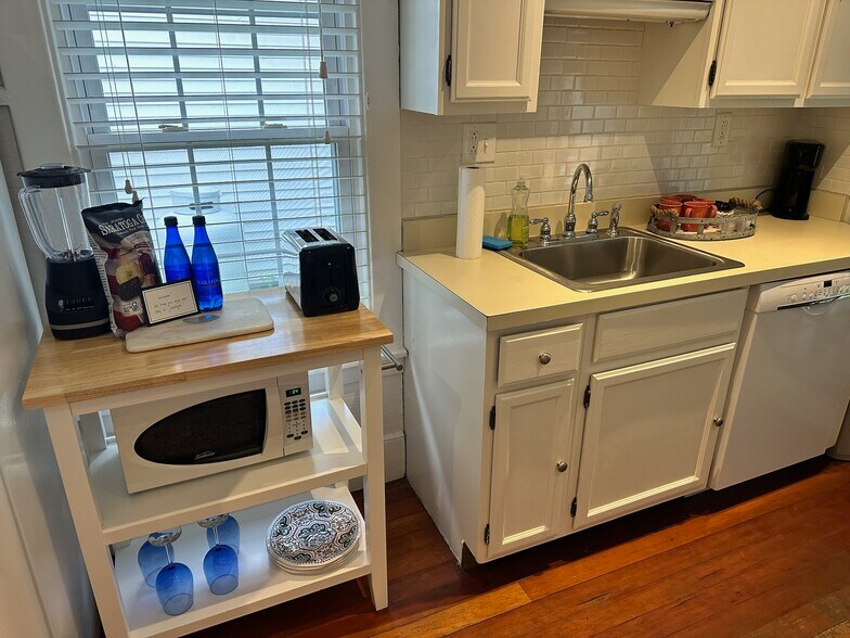 Kitchen sink and mobile island - 59 Monroe St