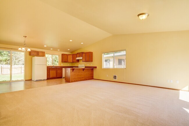 Building Photo - Spacious Coupeville Home!