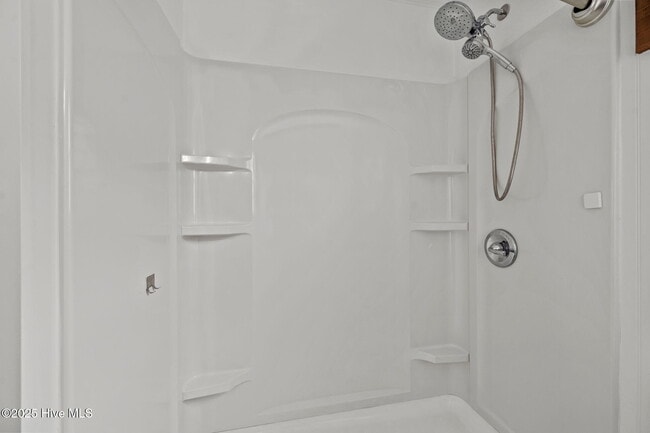 Building Photo - 2660 Island Dr