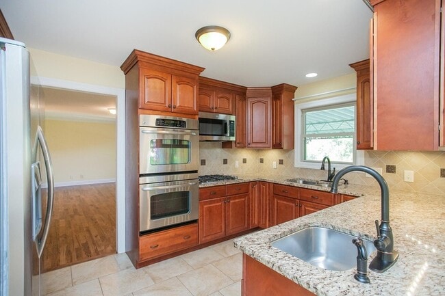 Building Photo - 2425 Mansker Dr