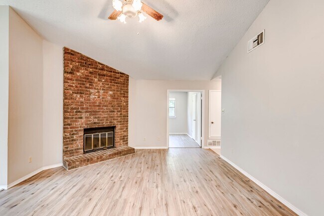 Building Photo - 2015 Newton Dr