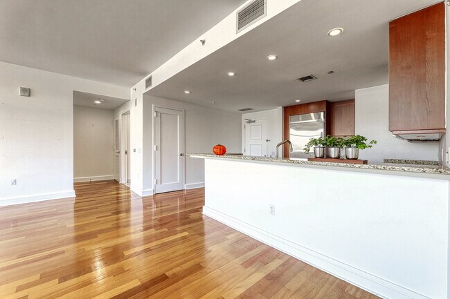 Building Photo - 8100 River Rd