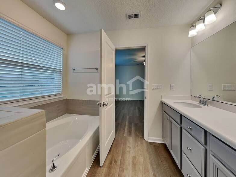 Building Photo - 173 Edge Park Trl