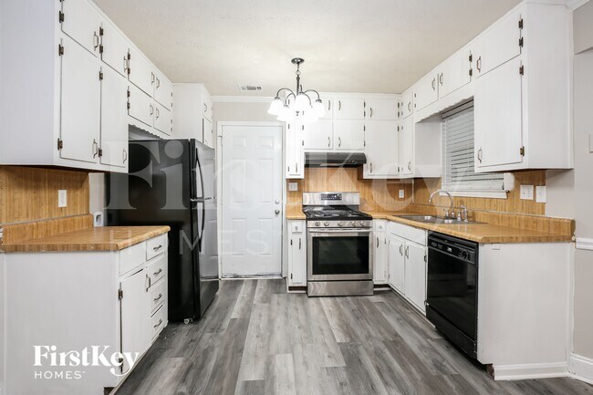 Building Photo - 3800 Charlotte Dr